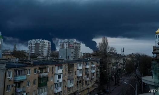 Các cột khói và ngọn lửa bốc cao trên bầu trời sau cuộc không kích nhằm vào một khu công nghiệp ở Odessa, Ukraina. Ảnh: AFP