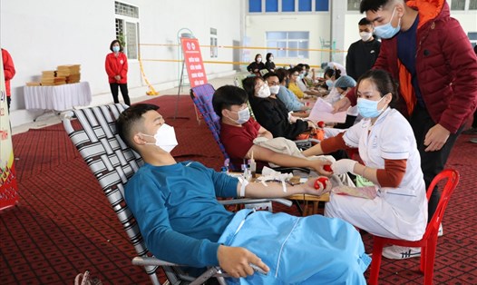 Đoàn viên, người lao động trên địa bàn tỉnh Ninh Bình tham gia hiến máu tình nguyện. Ảnh: NT