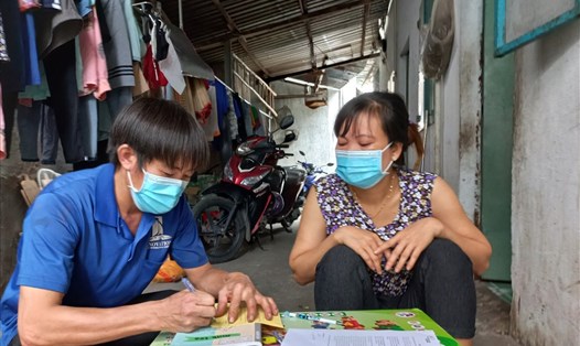 Vợ chồng chị Lê Thị Lam (công nhân ở KCN VSIP II, Bình Dương) mỗi tháng đang phải đóng 2 triệu tiền trọ. 
Ảnh: Đình Trọng