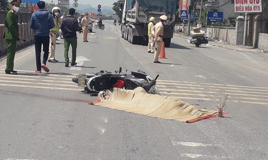 Hiện trường vụ tai nạn xảy ra trên quốc lộ 1A, đoạn qua địa bàn tỉnh Ninh Bình khiến 1 người tử vong. Ảnh: NT