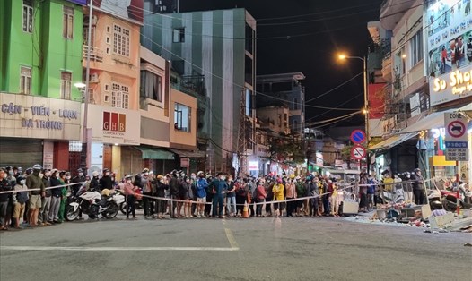 Rất đông người dân theo dõi lực lượng chức năng khám nghiệm hiện trường vụ tai nạn ở Đà Nẵng. Ảnh: Thanh Chung