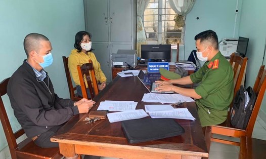 Đối tượng Nguyễn Văn Trung bị cơ quan công an bắt giữ sau khi thực hiện hành vi lừa đảo mua bán đất "ma". Ảnh: CA