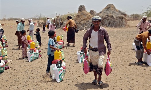 Người Yemen nhận viện trợ lương thực tại một trại ở huyện Hays thuộc tỉnh Hodeidah. Ảnh: AFP