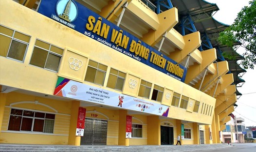 Người dân có thể đến sân vận động Thiên Trường (tỉnh Nam Định) xem 11 trận đấu môn bóng đá nam SEA Games 31 miễn phí. Ảnh: Trung Du