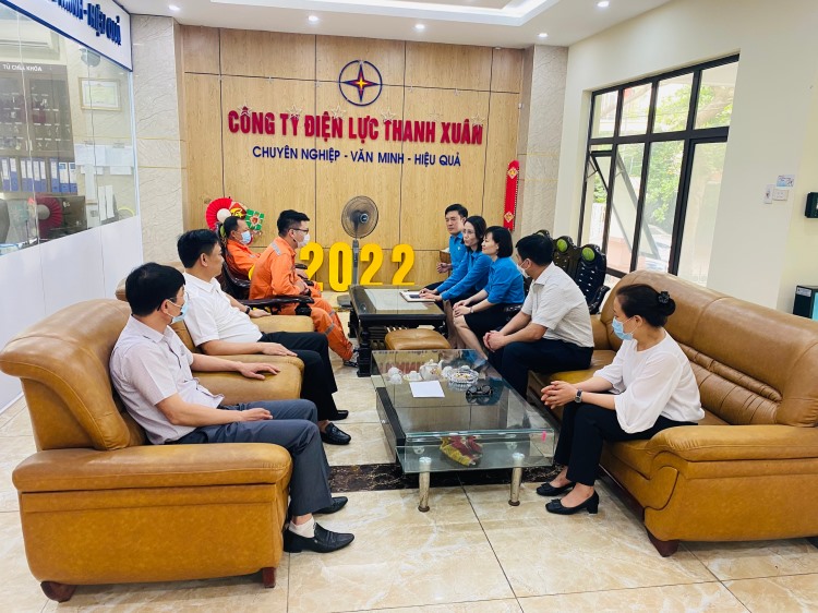 Cán bộ Công đoàn EVNHANOI ghi nhận ý kiến của đoàn viên, người lao động. Ảnh: CĐĐL