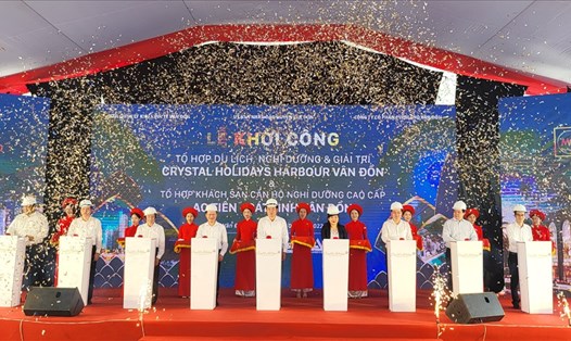 Lãnh đạo tỉnh Quảng Ninh và các nhà đầu tư bấm nút động thổ khởi công 4 dự án trọng điểm tại khu kinh tế Vân Đồn với số vốn đầu tư gần 430 triệu USD. Ảnh: T.N.D