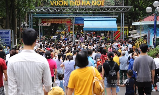 Ngay từ sáng 30.4, hàng nghìn người đã đổ về Công viên Thủ Lệ để vui chơi, giải trí.