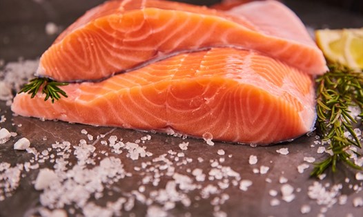 Thịt cá hồi chứa nhiều Omega-3 rất tốt cho cơ thể của con người. Ảnh: Xinhua