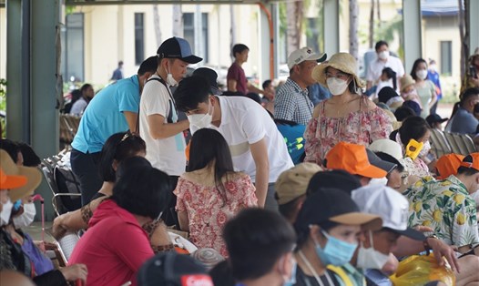Ngày đầu dịp nghỉ lễ 30.4, hàng nghìn du khách đến Nha Trang.