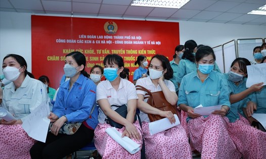 Nữ công nhân lao động các khu công nghiệp, chế xuất Hà Nội được khám, phát thuốc miễn phí. Ảnh: Hải Nguyễn