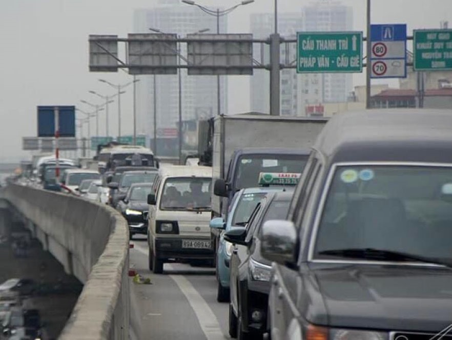 Đường vành đai 3 trên cao ở Hà Nội, giao thông tắc cứng sáng 30.4. Ảnh: PV.