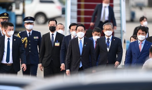 Thủ tướng Nhật Bản đến Nội Bài, bắt đầu chuyến thăm chính thức Việt Nam. Ảnh: Hải Nguyễn