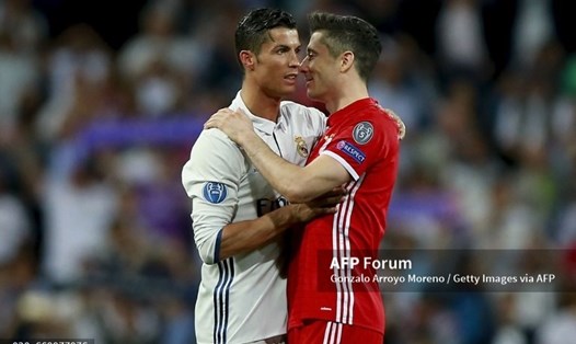 Ronaldo và Lewandowski, liệu có thương vụ trao đổi lịch sử?   Ảnh: AFP