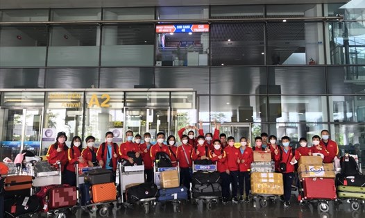 Đội tuyển futsal nữ Việt Nam đã về đến sân bay quốc tế Nội Bài chiều nay (30.4). Ảnh: VFF