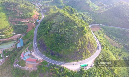 Một khúc cua, đèo dốc "tử thần" trên Quốc lộ 6 qua Hòa Bình. Ảnh: Minh Nguyễn.