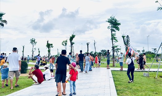 Biểu diễn thả diều nghệ thuật Phú Yên thu hút đông đảo khách tham quan.