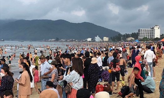Bãi biển Thiên Cầm đông nghịt người vào chiều 30.4. Ảnh: Đức Quang