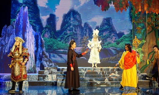 Nhà hát Cao Văn Lầu, tỉnh Bạc Liêu phục dựng vở cải lương Đêm lạnh chùa hoang. Ảnh: Nhật Hồ