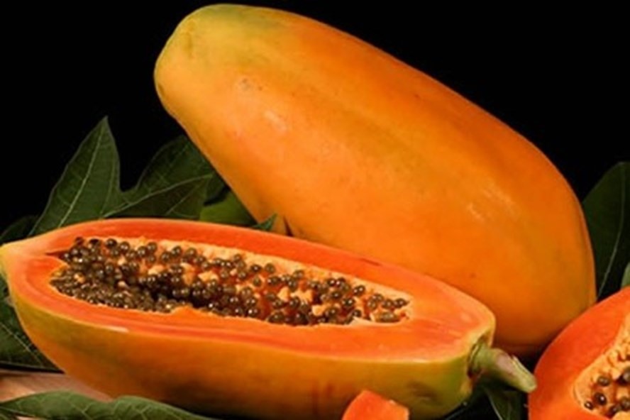 Dùng đu đủ làm mặt nạ tẩy lông trên da mặt rất hiệu quả. Ảnh: AFP