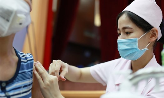 Cán bộ y tế tiêm vaccine phòng COVID-19. Ảnh: Hải Nguyễn