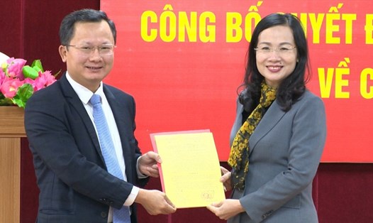 Phó Chủ tịch Thường trực UBND tỉnh Cao Tường Huy trao quyết định cho tân Giám đốc Sở Nội vụ Bùi Thúy Phượng.