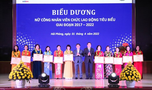 Lãnh đạo Công đoàn Điện lực Việt Nam khen thưởng cho các nữ CNVCLĐ tiêu biểu giai đoạn 2017-2022. Ảnh: CĐĐL