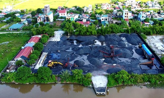 Bãi than của Công ty Hoàng Kim ở xã Vũ Đông (TP.Thái Bình) - nơi các đối tượng tiêu thụ than do tham ô, trộm cắp mà có. Ảnh: CTV