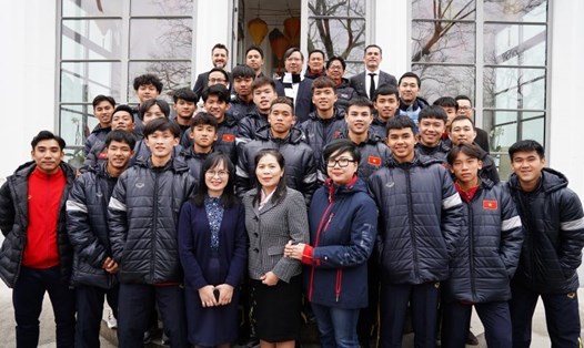 U17 Việt Nam chụp ảnh lưu niệm cùng Tổng lãnh sự quán Việt Nam tại  Frankfurt. Ảnh: VFF