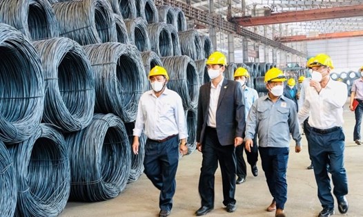 Lãnh đạo HĐND tỉnh Đắk Lắk thăm một nhà máy sản xuất thép tại địa phương. Ảnh: T.X