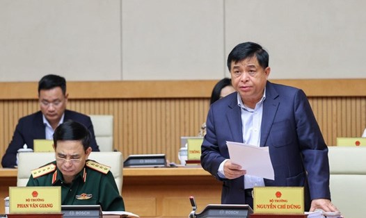 Bộ trưởng Nguyễn Chí Dũng báo cáo về tình hình KTXH tháng 3 và 3 tháng đầu năm tại Phiên họp. Ảnh: Nhật Bắc