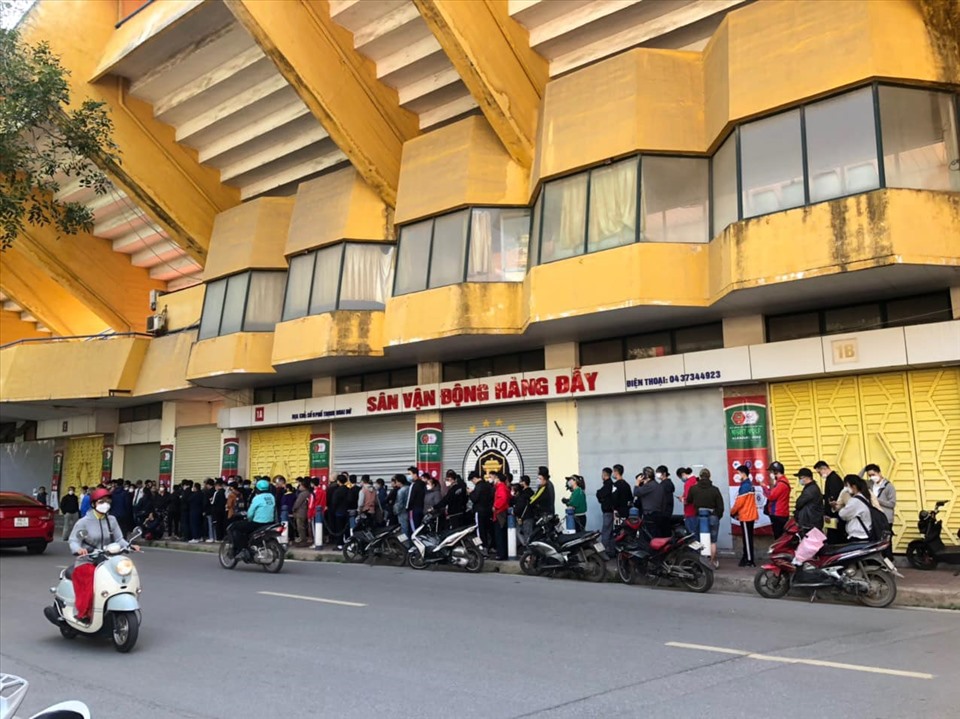 Hàng dài người hâm mộ xếp hàng mua vé xem Quang Hải đá trận cuối ở Hàng Đẫy