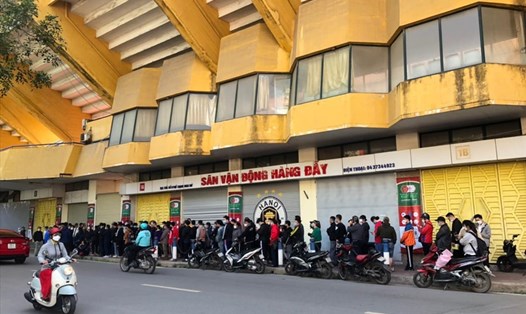 Người hâm mộ xếp hàng mua vé trận đấu giữa Viettel và Hà Nội ở trận đấu bù vòng 2 V.League 2022. Ảnh: Viettel FC