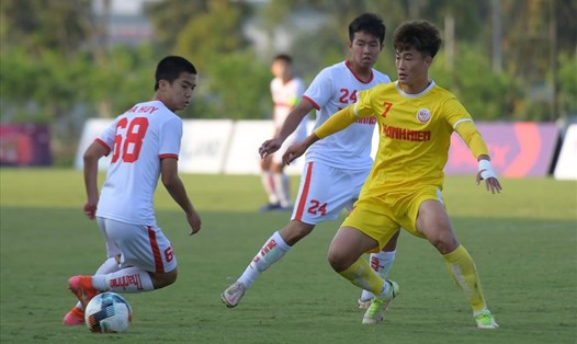 U19 Hà Nội (áo vàng) cố gắng tìm bàn thắng trong hiệp 2. Ảnh: Minh Hiếu