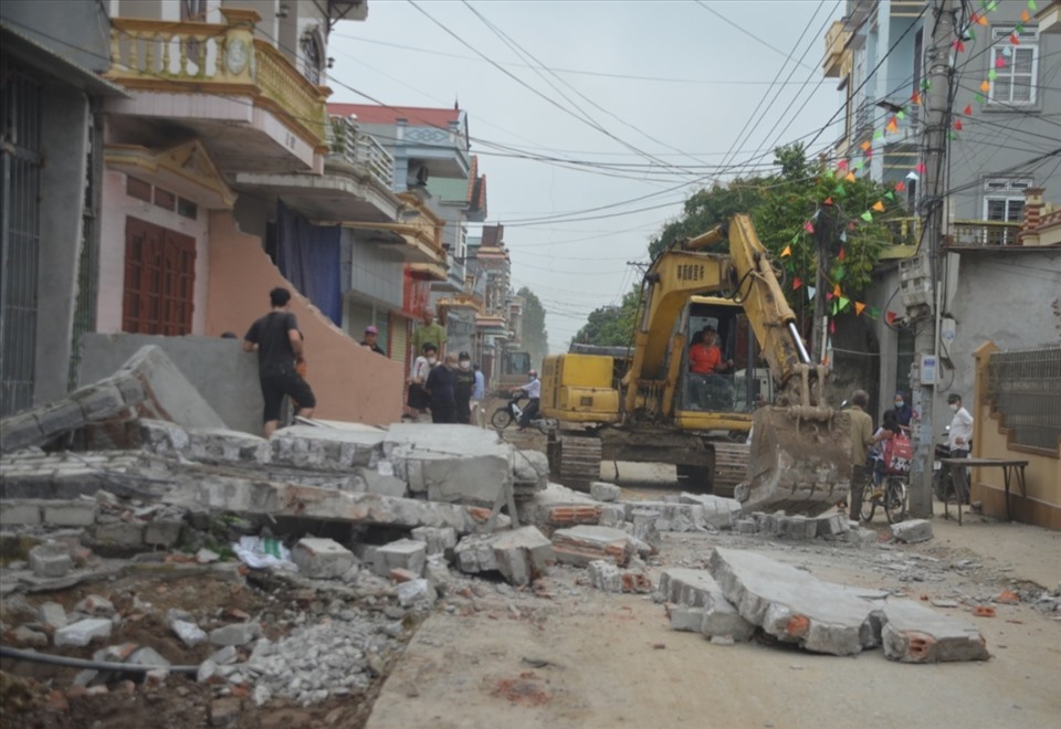 Cùng với việc hiến đất, nhiều hộ dân ở huyện Quỳnh Phụ (tỉnh Thái Bình) còn tự nguyện dỡ bỏ tài sản, công trình trên đất để nhà nước mở rộng đường giao thông. Ảnh: T.D