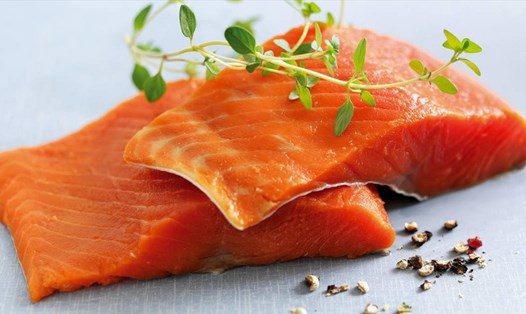 Cá hồi là một trong những thực phẩm giàu omega- 3 có thể giúp bạn đẩy lùi chứng trầm cảm. Ảnh: Naturally Viet Nam