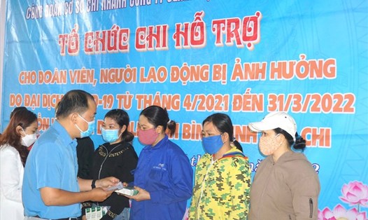 Phó Chủ tịch LĐLĐ tỉnh, Chủ tịch Công đoàn Khu Kinh tế Bình Định Lê Từ Bình trao hỗ trợ người lao động bị ảnh hưởng bởi COVID-19