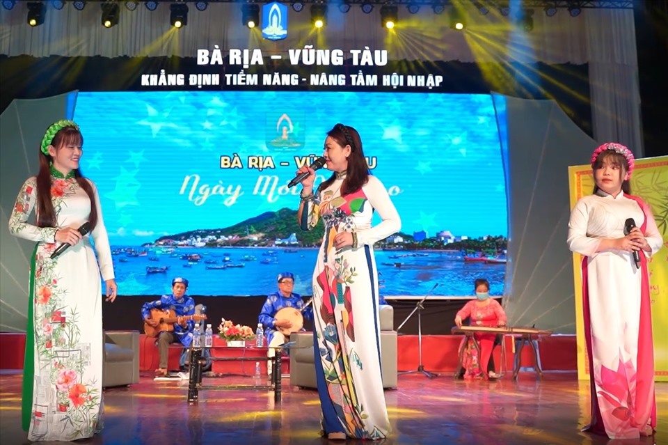 Các nghệ nhân đang tập dượt ca khúc chuẩn bị tham gia Liên hoan Đờn ca tài tử. Ảnh: T.A