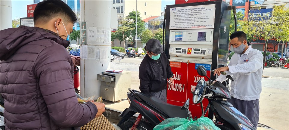 Giá xăng dầu liên tục tăng cao khiến mục tiêu kìm lạm phát dưới 4% thêm khó khăn. Ảnh: Vũ Long