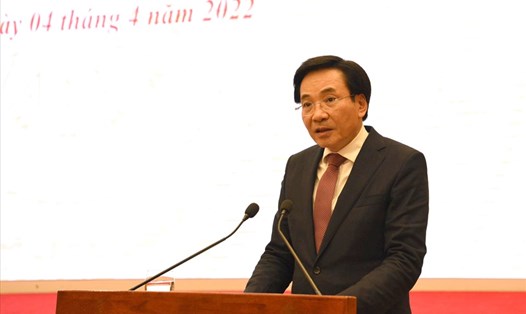 Bộ trưởng, Chủ nhiệm Văn phòng Chính phủ Trần Văn Sơn trao đổi tại họp báo. Ảnh: Phạm Đông