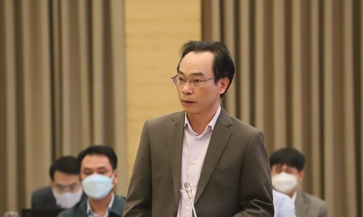 Thứ trưởng Bộ Giáo dục và Đào tạo Hoàng Minh Sơn trả lời tại họp báo. Ảnh: Phạm Đông