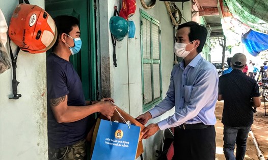Doanh nghiệp và Công đoàn ở Đà Nẵng đã chủ động giúp người lao động làm thủ tục đón đầu với gói hỗ trợ tiền thuê nhà của Chính phủ. Ảnh: Tường Minh