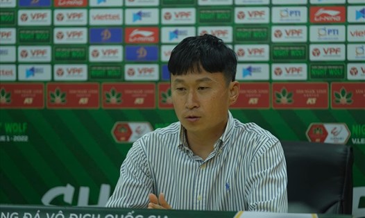 Huấn luyện viên Chun Jae-ho trong buổi họp báo sau trận đấu giữa Viettel và Hà Nội. Ảnh: T.Đ