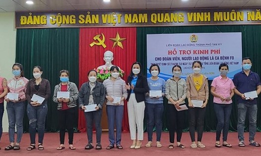 LĐLĐ thành phố Tam Kỳ, Quảng Nam hỗ trợ đợt cuối cho đoàn viên, người lao động mắc COVID -19. Ảnh: Lan Duyên