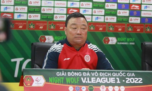 Huấn luyện viên Trương Việt Hoàng chưa hài lòng với màn trình diễn của Viettel. Ảnh: Minh Đức