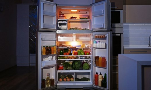 Mở tủ lạnh nhiều lần trong ngày sẽ làm tiêu hao khá lớn nguồn điện trong gia đình. Ảnh: Xinhua