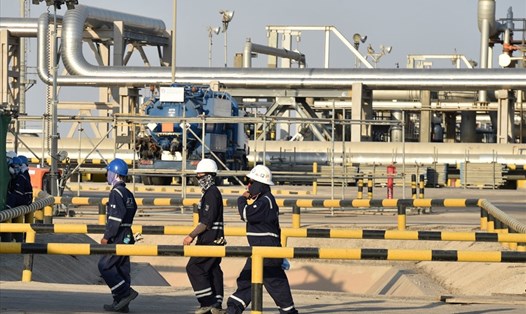 Nhân viên Công ty dầu khí Aramco làm việc trong Nhà máy Abqaiq của Saudi Arabia. Ảnh: AFP