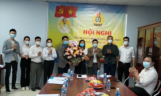 Lãnh đạo Liên đoàn Lao động huyện Lạng Giang, lãnh đạo địa phương, đại diện lãnh đạo công ty chụp ảnh lưu niệm cùng Ban Chấp hành lâm thời.