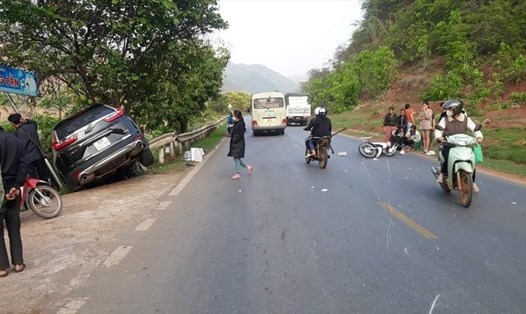 Hiện trường vụ tai nạn trên Quốc lộ 6, đoạn qua địa bàn tỉnh Sơn La khiến nhiều công trình giao thông hư hỏng
Ảnh: ĐVCC