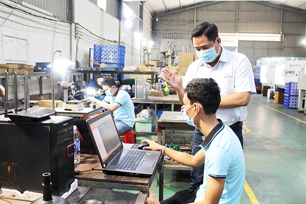 Nghiên cứu sản phẩm tại Công ty TNHH Tân Seiko (TP.Biên Hòa). Ảnh: Phạm Đông