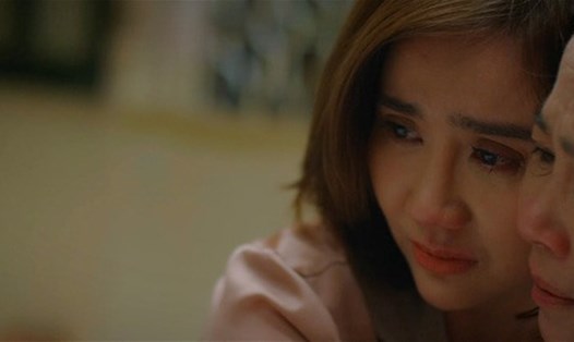 Vân Trang rơi nước mắt trong tập mới "Thương ngày nắng  về 2". Ảnh: NSX.
